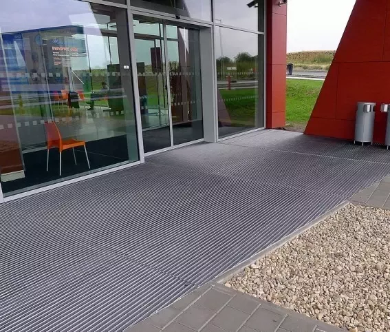 WYCIERACZKA W PROFILU ALUMINIOWYM CLEAN RUBBER 17MM