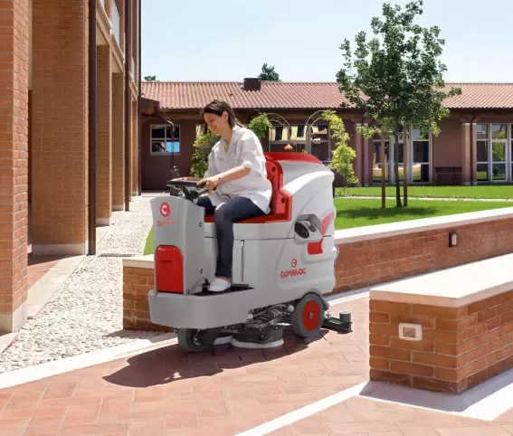 MASZYNA CZYSZCZĄCA COMAC INNOVA 65 B