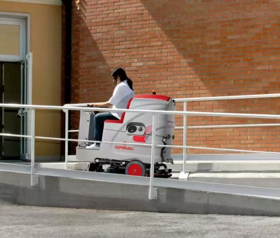 MASZYNA CZYSZCZĄCA COMAC INNOVA 65 B