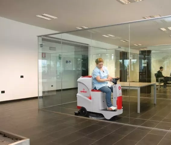 MASZYNA CZYSZCZĄCA COMAC INNOVA 55 B