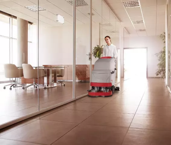 MASZYNA CZYSZCZĄCA COMAC VERSA 55 BT KOMPLET