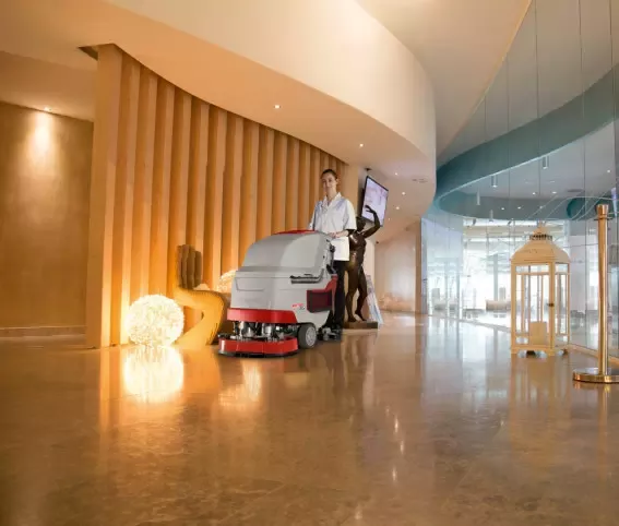 MASZYNA CZYSZCZĄCA COMAC VERSA 65 BT KOMPLET