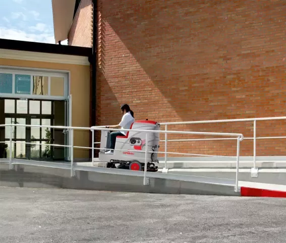 MASZYNA CZYSZCZĄCA COMAC INNOVA 75 B KOMPLET