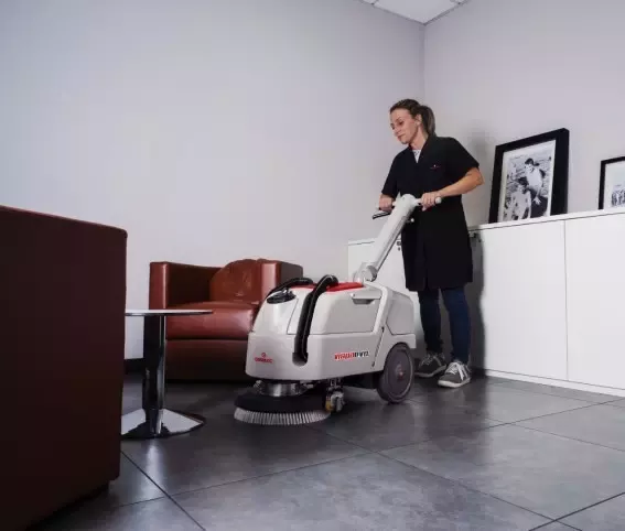 MASZYNA CZYSZCZĄCA COMAC VISPA EVO LI-ION